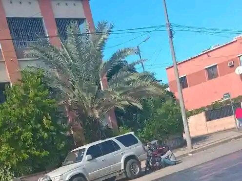 Motoqueiros vendem combustível de forma informal