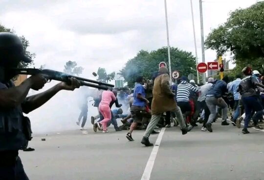 Polícia dispersa estrangeiros em protesto na África do Sul